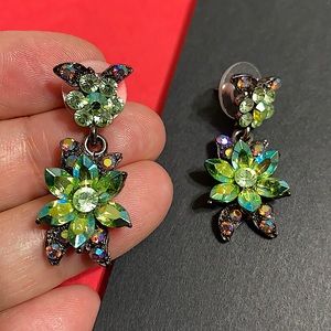 🖤NEW💕SNK signed crystal earrings